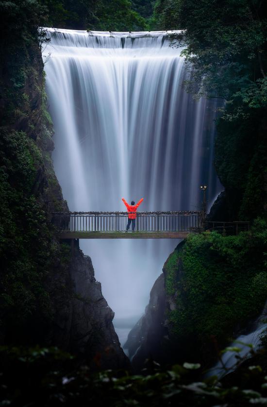 《汇聚而下》/单幅 刘钦摄 《汇聚而下》/单幅 刘钦摄