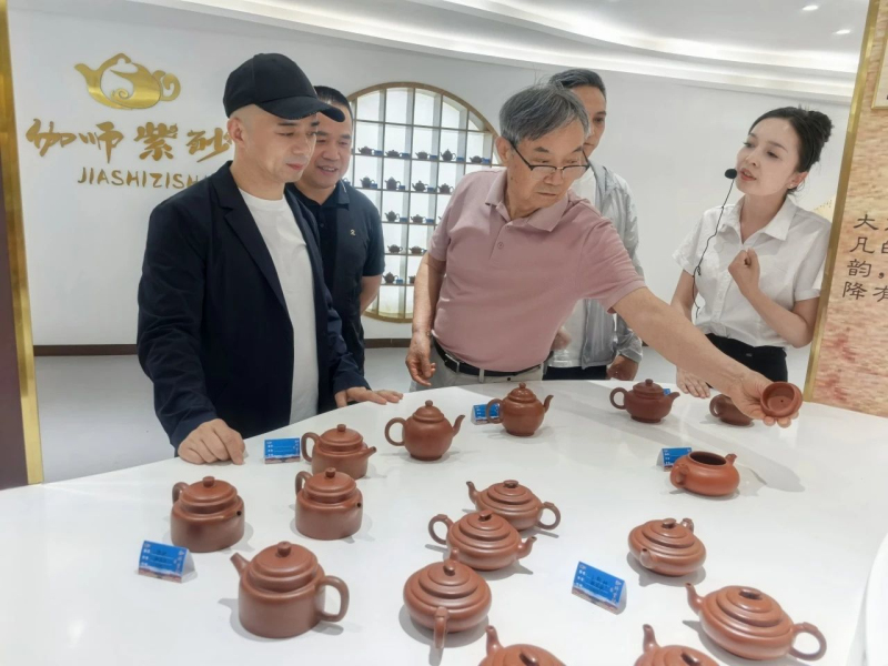 各类不同的紫砂壶更吸引了各地来的旅客们的注意力。何新社摄 各类不同的紫砂壶更吸引了各地来的旅客们的注意力。何新社摄