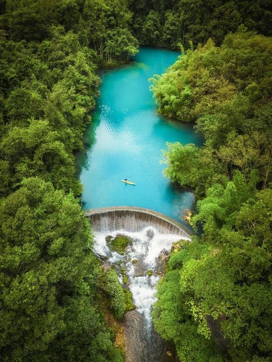 翡翠湖上游。 刘黄晓东 摄 翡翠湖上游。 刘黄晓东 摄