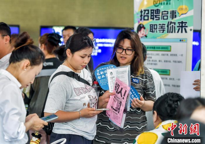 6月18日,2025年乌鲁木齐市妇女人才专场招聘会在该市人力资源和社会保障局举办,近40家用人单位提供千余个就业岗位。中新社记者 刘新 摄 6月18日,2025年乌鲁木齐市妇女人才专场招聘会在该市人力资源和社会保障局举办,近40家用人单位提供千余个就业岗位。中新社记者 刘新 摄