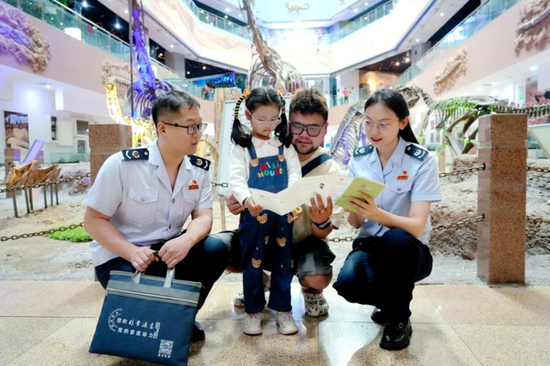 税务干部走进昌吉恐龙博物馆,现场发放宣传手册、普及税法知识,营造诚信纳税的良好氛围。 张雨薇 摄e