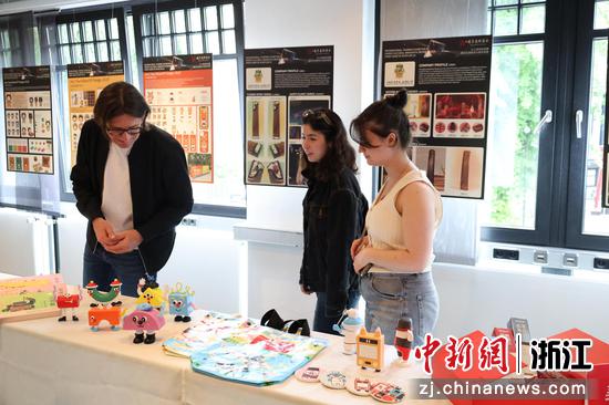 巡展现场。浙江万里学院 供图