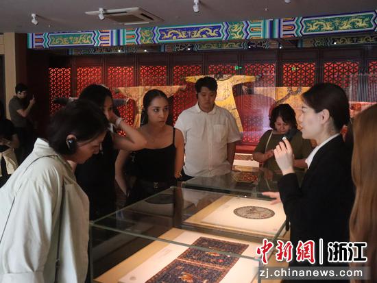 6月12日，哈萨克斯坦师生走进中国丝绸博物馆。（浙江财经大学供图）