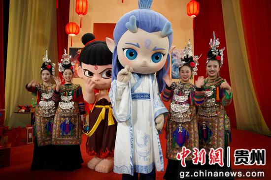 资料图：2025年1月24日，杨想妮（右二）和贵州舞乐蝉歌乐团部分成员与电影《哪吒之魔童闹海》人气角色哪吒及敖丙合影。（杨想妮供图）