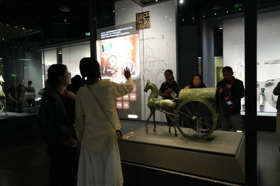 游客在贵州省博物馆参观东汉铜车马。蒲文思 摄 游客在贵州省博物馆参观东汉铜车马。蒲文思 摄