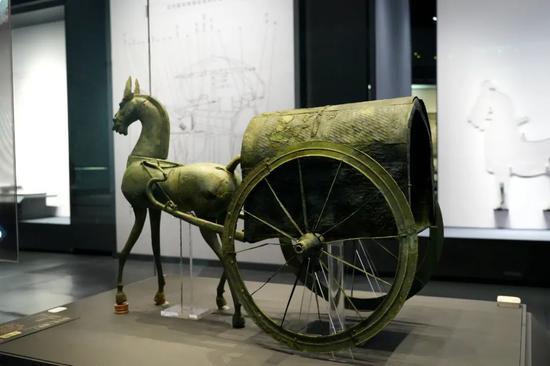 贵州省博物馆展出的东汉铜车马(辎车)。蒲文思 摄 贵州省博物馆展出的东汉铜车马(辎车)。蒲文思 摄
