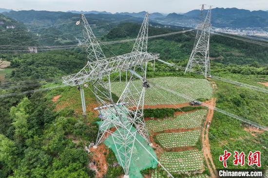 6月18日，输电线路绝缘子串安装现场。（无人机照片）中新社记者 瞿宏伦 摄