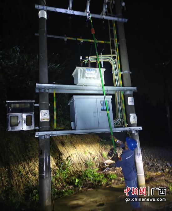 供电抢修人员日夜连轴转抗灾保供电。 沈铭福 摄 供电抢修人员日夜连轴转抗灾保供电。 沈铭福 摄
