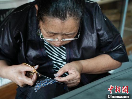 6月19日,贵州剑河,龙女三九正在制作锡绣。 6月19日,贵州剑河,龙女三九正在制作锡绣。