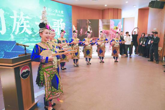 图为黔东南州歌舞团带来开场表演。