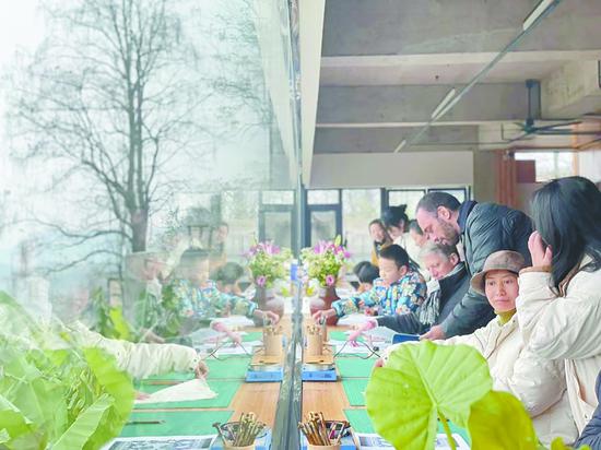外国友人在手上记忆博物馆体验蜡染技艺。 受访者供图 外国友人在手上记忆博物馆体验蜡染技艺。 受访者供图