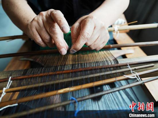 6月19日,贵州剑河,龙女三九正在织布。 6月19日,贵州剑河,龙女三九正在织布。