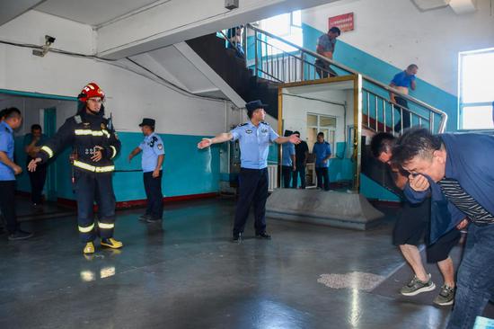 消防疏散演练现场。张瑾瑜 摄 消防疏散演练现场。张瑾瑜 摄