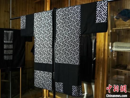 6月19日,龙女三九工作室内一件缀满锡绣的衣服,看上去古朴又时尚。 6月19日,龙女三九工作室内一件缀满锡绣的衣服,看上去古朴又时尚。