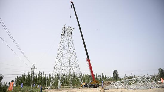 阿克苏中电建沙雅升压汇集站220千伏送出工程杆塔组立现场。马海骄 摄 阿克苏中电建沙雅升压汇集站220千伏送出工程杆塔组立现场。马海骄 摄