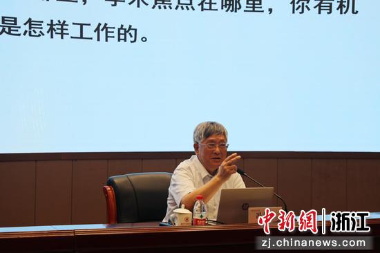 英国工程技术院院士、国际欧亚科学院院士、北京理工大学原副校长冯长根作专题讲座。南湖学院供图