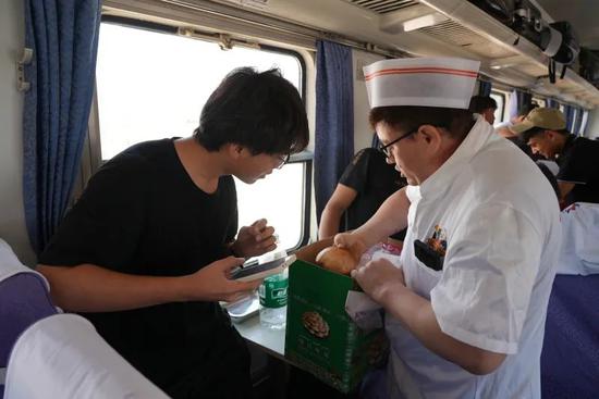 美味的“和田烤包子”亮相车厢。努尔古再丽 摄