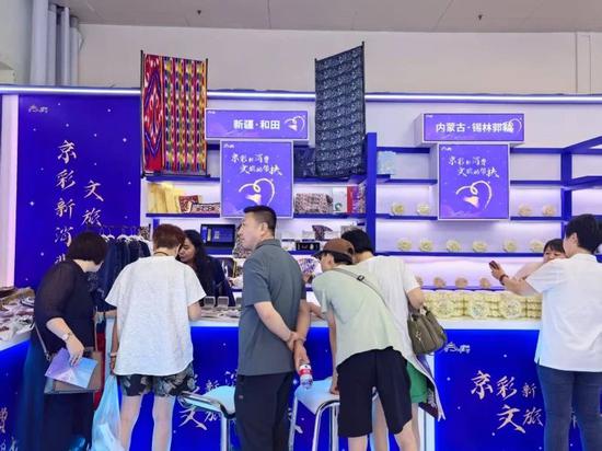 和田展区的特色产品吸引人们纷纷驻足选购。