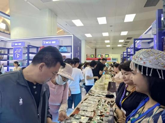 北京市民正在选购和田特色商品。b