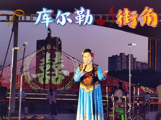 库尔勒街角音乐会现场。 黄万里摄 库尔勒街角音乐会现场。 黄万里摄