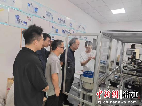 “科技副总”带队在企业一线攻克技术难题。金华开发区 供图