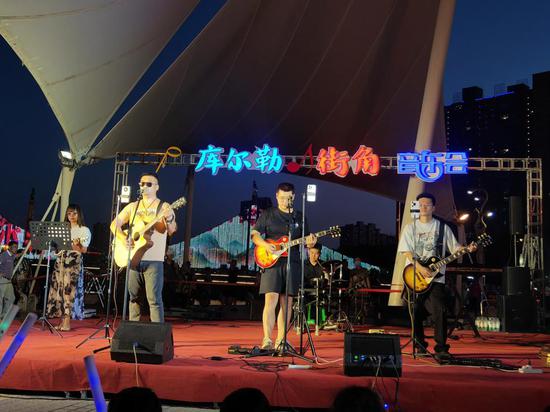 库尔勒街角音乐会现场。 黄万里摄 库尔勒街角音乐会现场。 黄万里摄