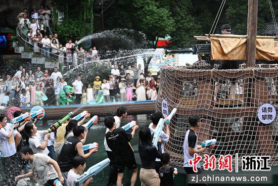 图为：民众体验泼水狂欢。中新社记者 王刚 摄