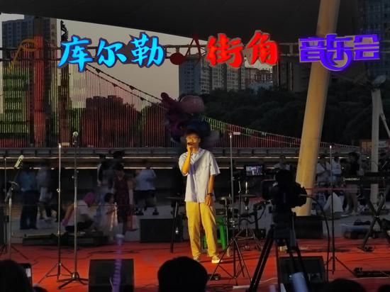 库尔勒街角音乐会现场。 黄万里摄 库尔勒街角音乐会现场。 黄万里摄