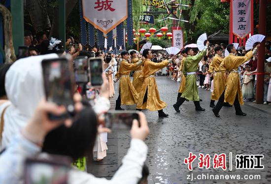 图为：民众观看“千古情狂欢节”系列表演。中新社记者 王刚 摄