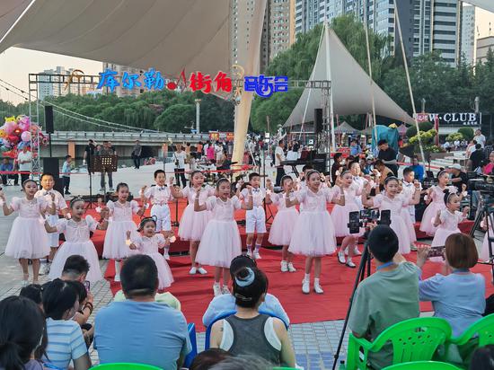 库尔勒街角音乐会现场。 黄万里摄 库尔勒街角音乐会现场。 黄万里摄