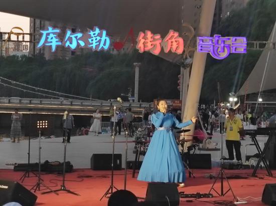 库尔勒街角音乐会现场。 黄万里摄 库尔勒街角音乐会现场。 黄万里摄