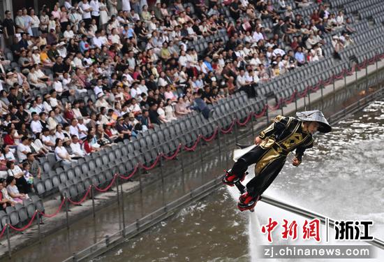 图为：民众观看水上表演。中新社记者 王刚 摄