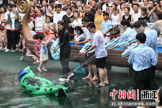 图为：民众体验泼水狂欢。中新社记者 王刚 摄