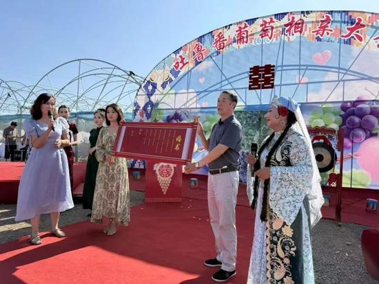 双方郑重签下象征采购协议的“婚书”。黄文娟 摄6a
