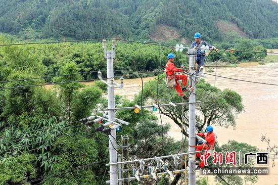 6月21日,南方电网新电力投资集团三江供电公司组织抢修突击队在梅林乡平等村对10千伏纯德线开展抢修。杨波 摄
