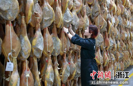 火腿制作现场。(浦江县官方供图) 火腿制作现场。(浦江县官方供图)