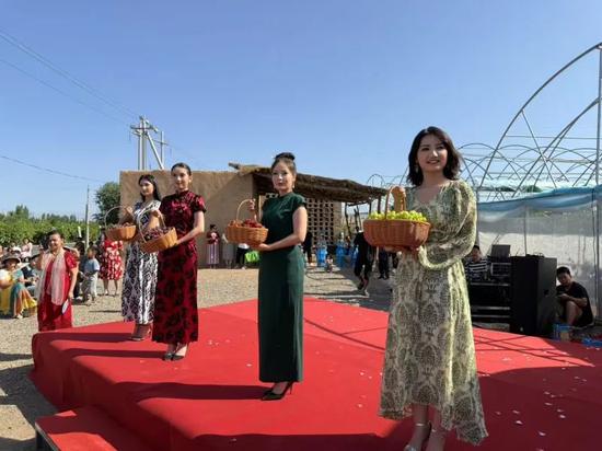 四位身着盛装的“葡萄姑娘”优雅立于舞台，生动展示四大葡萄品种。黄文娟 摄