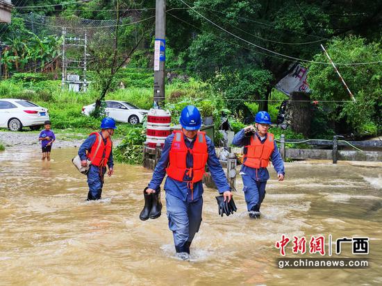 6月21日,凌云供电公司抢修人员到受灾区域巡视检查供电设备。王鑫 摄