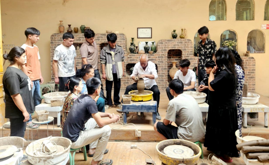 英吉沙县举行模制法土陶制造技艺传承人培训班 助力非遗传承与文旅开展