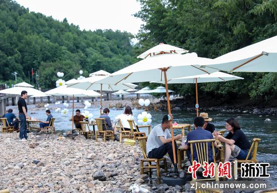 游客享受新昌夏日风情。新昌县委宣传部 供图