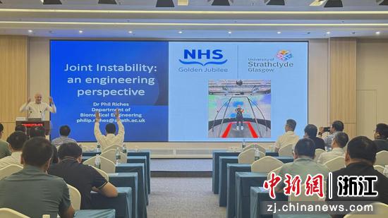 近日,英国学者在论坛现场开展演讲并互动。(张益聪 摄) 近日,英国学者在论坛现场开展演讲并互动。(张益聪 摄)