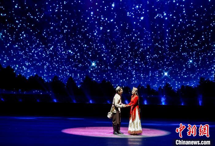 《阿拉木汗在哪里》旅游歌舞秀在乌鲁木齐上演