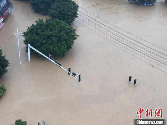 图为6月24日贵州榕江县城,洪水淹没至红绿灯杆的中段部分。中新网记者袁超 摄 图为6月24日贵州榕江县城,洪水淹没至红绿灯杆的中段部分。中新网记者袁超 摄