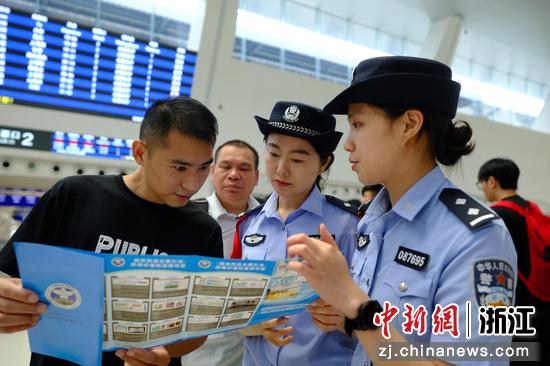 图为:民警在车站开展禁毒宣传。中新社发 贺瑞明 摄