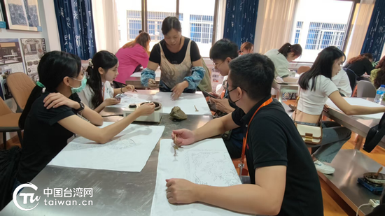 台青体验蜡染工艺。(中国台湾网发) 台青体验蜡染工艺。(中国台湾网发)