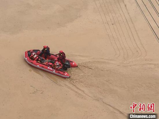 图为6月24日贵州榕江，消防救援人员利用搜救艇进行人员搜救。中新网记者袁超 摄