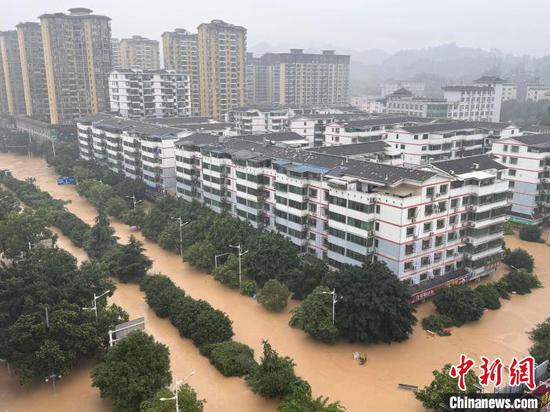 图为6月24日贵州省榕江县城低洼处道路被洪水淹没。中新网记者袁超 摄 图为6月24日贵州省榕江县城低洼处道路被洪水淹没。中新网记者袁超 摄