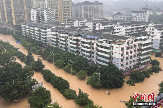 6月23日至24日，贵州省黔东南州榕江县遭遇持续性强降雨。当前，县内平永河、寨蒿河、都柳江水位持续快速上涨。图为6月24日，榕江县城道路被淹。