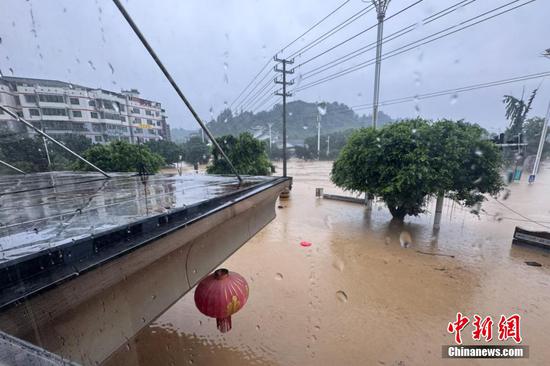 6月23日至24日，贵州省黔东南州榕江县遭遇持续性强降雨。当前，县内平永河、寨蒿河、都柳江水位持续快速上涨。图为6月24日，榕江县城道路被淹。