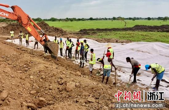 非洲基础建设现场。（金华职业技术大学建筑工程学院供图）
